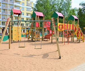 Много детских площадок на территории комплекса